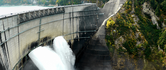 Water release of Kurobe Dam (photo)