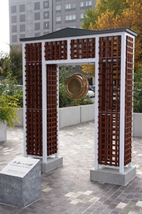 Bonds of Peace Monument (photo)