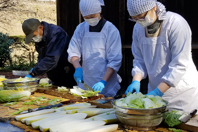 Na-arai (vegetable washing) and preparation of pickles (photo)