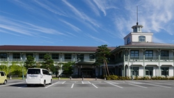 Bibliothèque de la ville de Kamiyama (Bibliothèque « Kanshokan » de la ville de Takayama) [Épisode 18]  (photo)