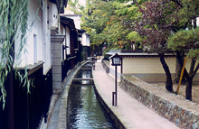 Rivière Setogawa et quartier des entrepôts aux murs blancs shirakabe dozo (photo)