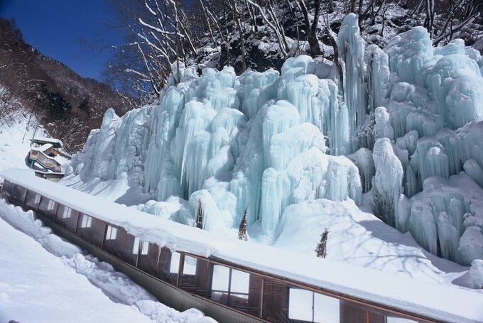 La grande grotte calcaire de Hida Vallée de glace (photo)