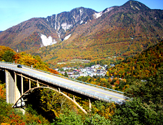 Splendeur des feuillages rougis d'automne entre le mont Norikura et le col Hirayu (photo)