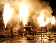 Exhibición de Fuegos Artificiales Tezutsu (en la mano) de Hida Takayama (Fotografía)