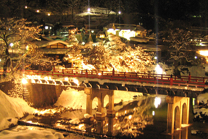 Las luces invernales de Takayama son encendidas (Fotografía)