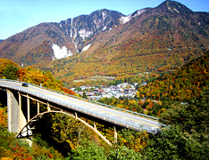 Lindas Folhas Vermelhas de Outono do Mt. Norikura até a Passagem de Hirayu (Foto)