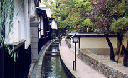 Rivière Setogawa et quartier des entrepôts aux murs blancs shirakabe dozo (photo)