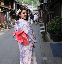 Experience walk of the town wearing a kimono (photo)